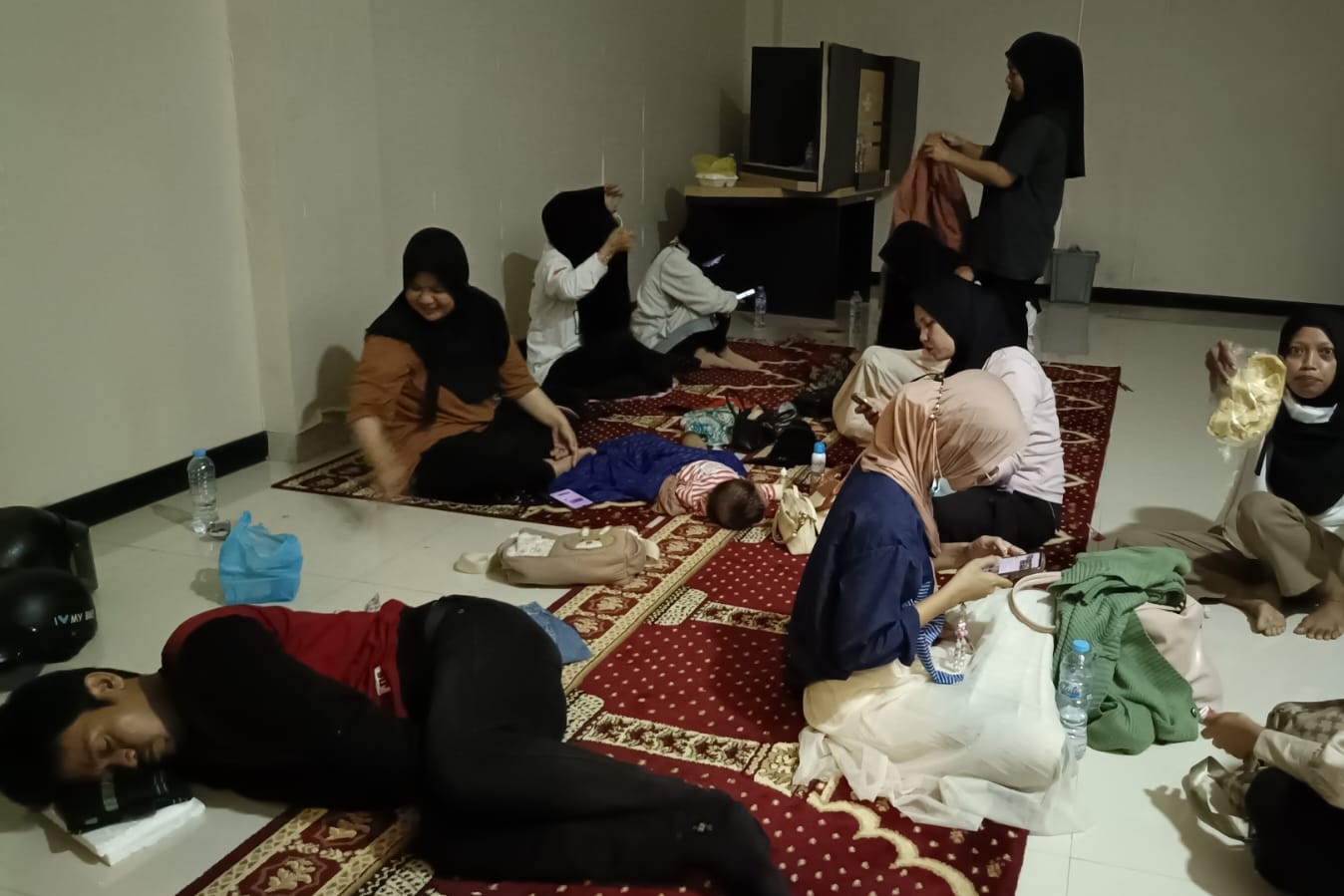 Tenaga Kontrak Bermalam di DPRD Mamuju