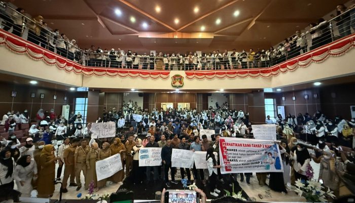 Bupati Tak Kunjung Hadir, Ratusan Tenaga Kontrak Duduki Ruang Paripurna DPRD Mamuju