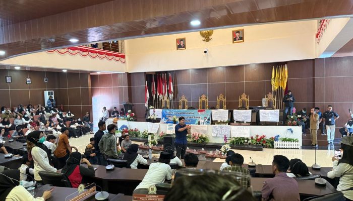 Tenaga Kontrak Demo, Kantor DPRD Mamuju Kosong