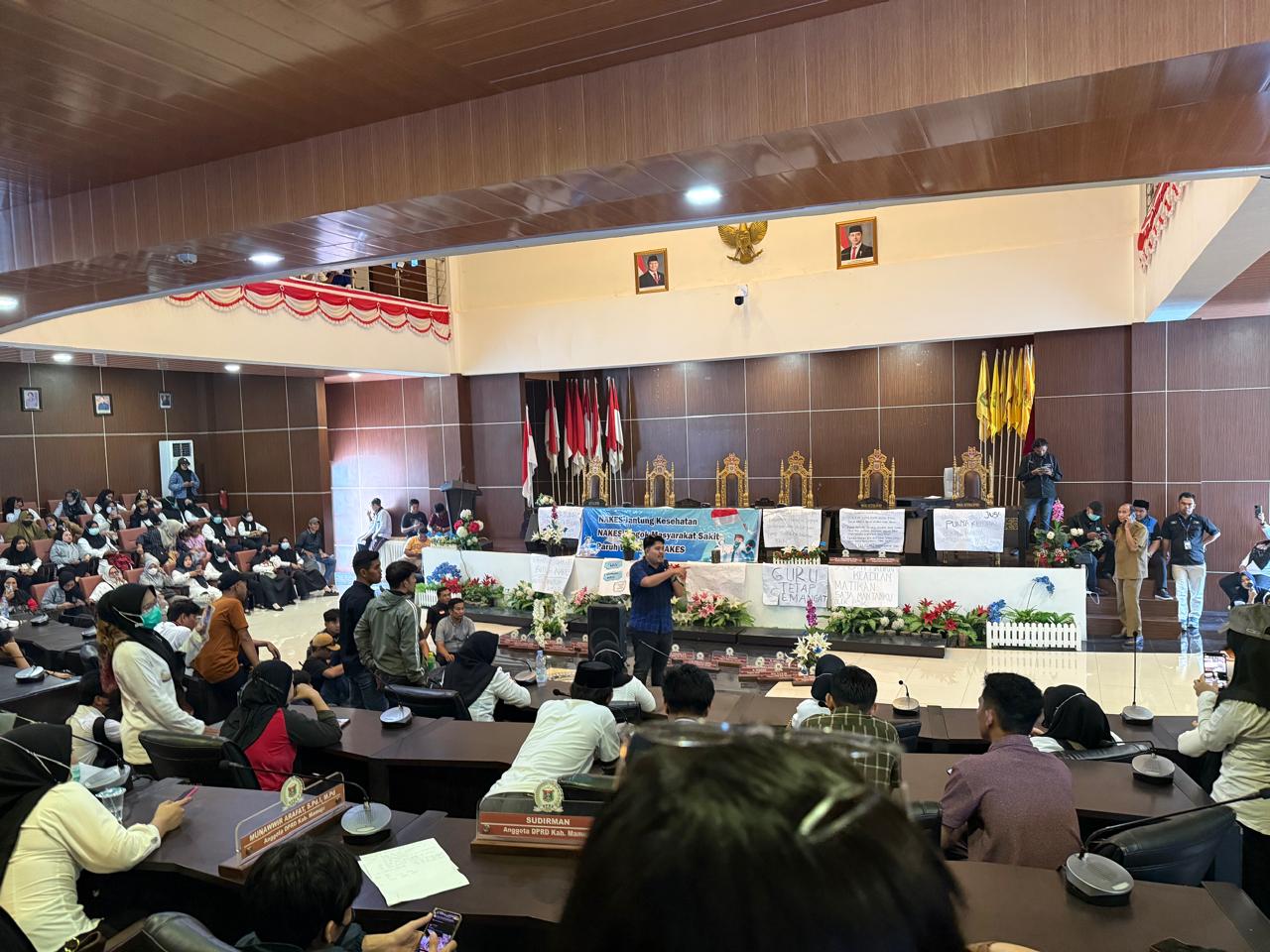 Tenaga kontrak Mamuju di DPRD Mamuju