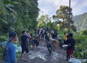 Bosan Dijanji Pemda, Warga Tamasapi Mamuju Patungan Cor Jalan Rusak Bertahun-tahun