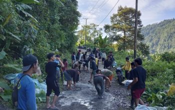 Bosan Dijanji Pemda, Warga Tamasapi Mamuju Patungan Cor Jalan Rusak Bertahun-tahun