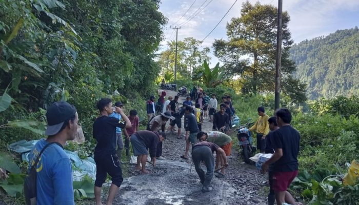 Bosan Dijanji Pemda, Warga Tamasapi Mamuju Patungan Cor Jalan Rusak Bertahun-tahun