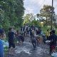 Bosan Dijanji Pemda, Warga Tamasapi Mamuju Patungan Cor Jalan Rusak Bertahun-tahun