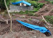 Jembatan mangkrak di Salutiwo