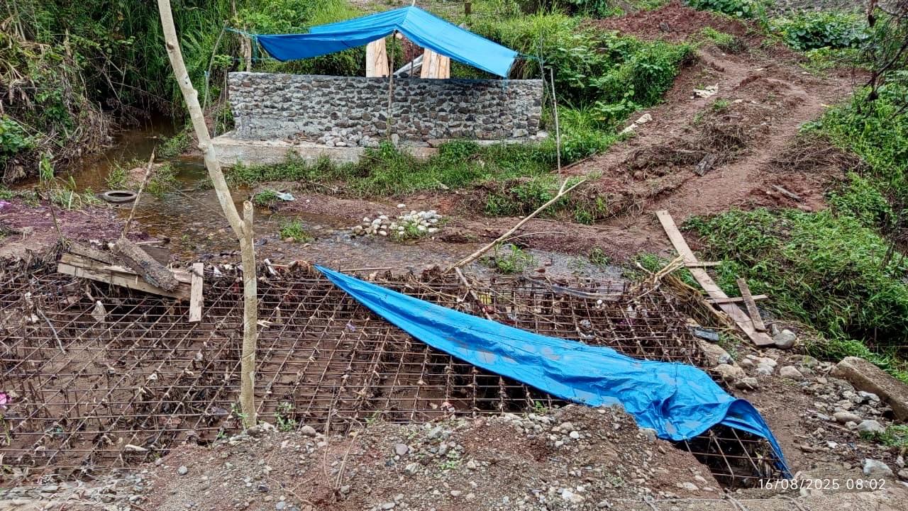 Jembatan mangkrak di Salutiwo