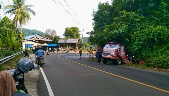 Jalan Ditumpahi Solar, Puluhan Pengendara di Pattidi Mamuju Tergelincir
