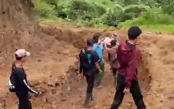 Pilu! Pasien di Kopeang Mamuju Ditandu 8 Jam, Warga Hadapi Jalan Rusak dan Sungai Deras