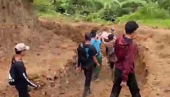 Pilu! Pasien di Kopeang Mamuju Ditandu 8 Jam, Warga Hadapi Jalan Rusak dan Sungai Deras