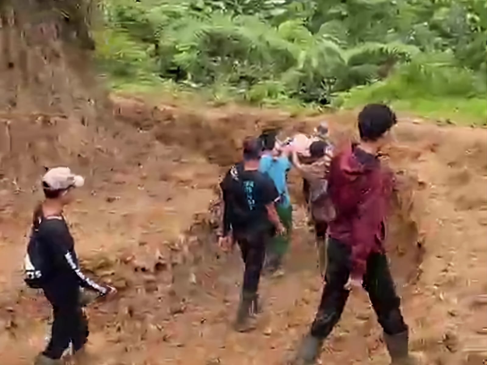 Warga Kopeang Mamuju ditandu