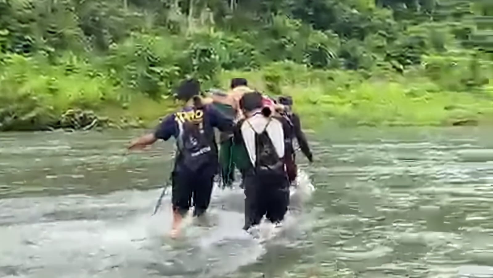 Warga Kopeang ditandu lewati Sungai