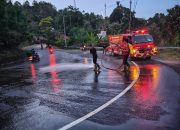 Usai Puluhan Pengendara Tergelincir, Damkar Mamuju Bersihkan Tumpahan Solar di Pattidi