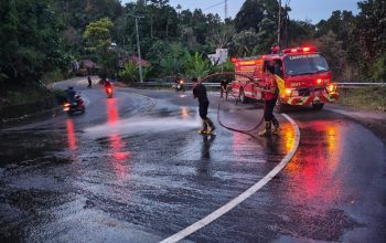 Usai Puluhan Pengendara Tergelincir, Damkar Mamuju Bersihkan Tumpahan Solar di Pattidi