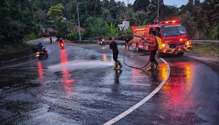 Usai Puluhan Pengendara Tergelincir, Damkar Mamuju Bersihkan Tumpahan Solar di Pattidi