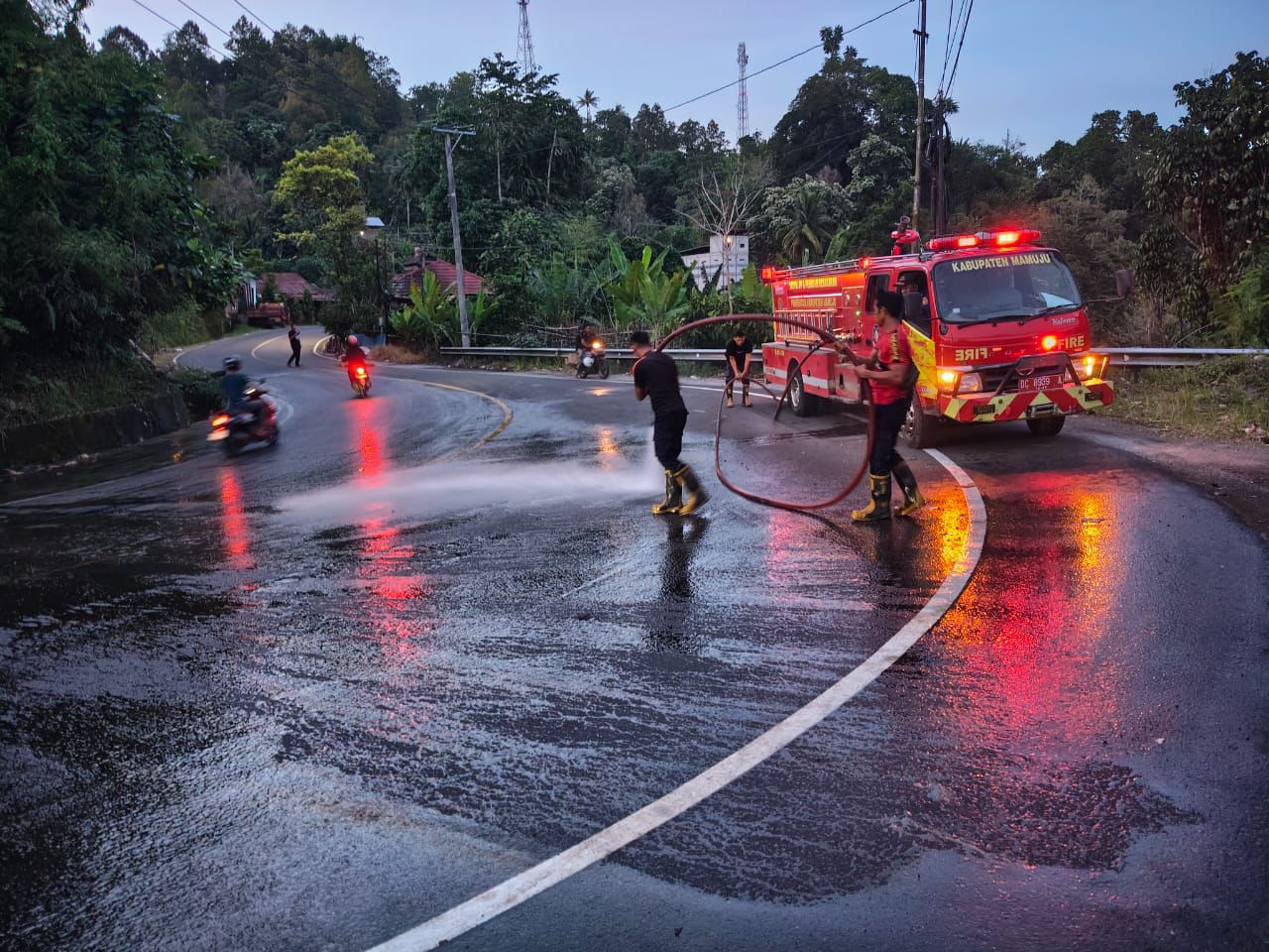 tumpahan solar dibersihkan Damkar Mamuju
