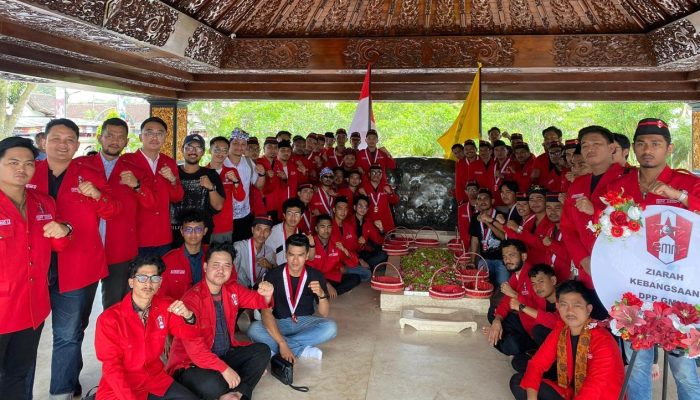 DPP GMNI Ziarah Kebangsaan dan Napak Tilas di Makam Bung Karno Usai Dikukuhkan