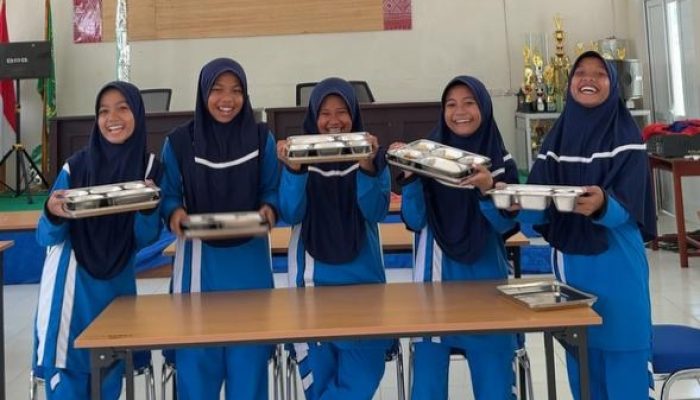 Siswa di Mamuju Antusias Tunggu MBG, SPPG Karema Siapkan Menu Bervariatif