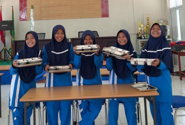 Siswa di MTsN 1 Mamuju antusias sambut MBG.