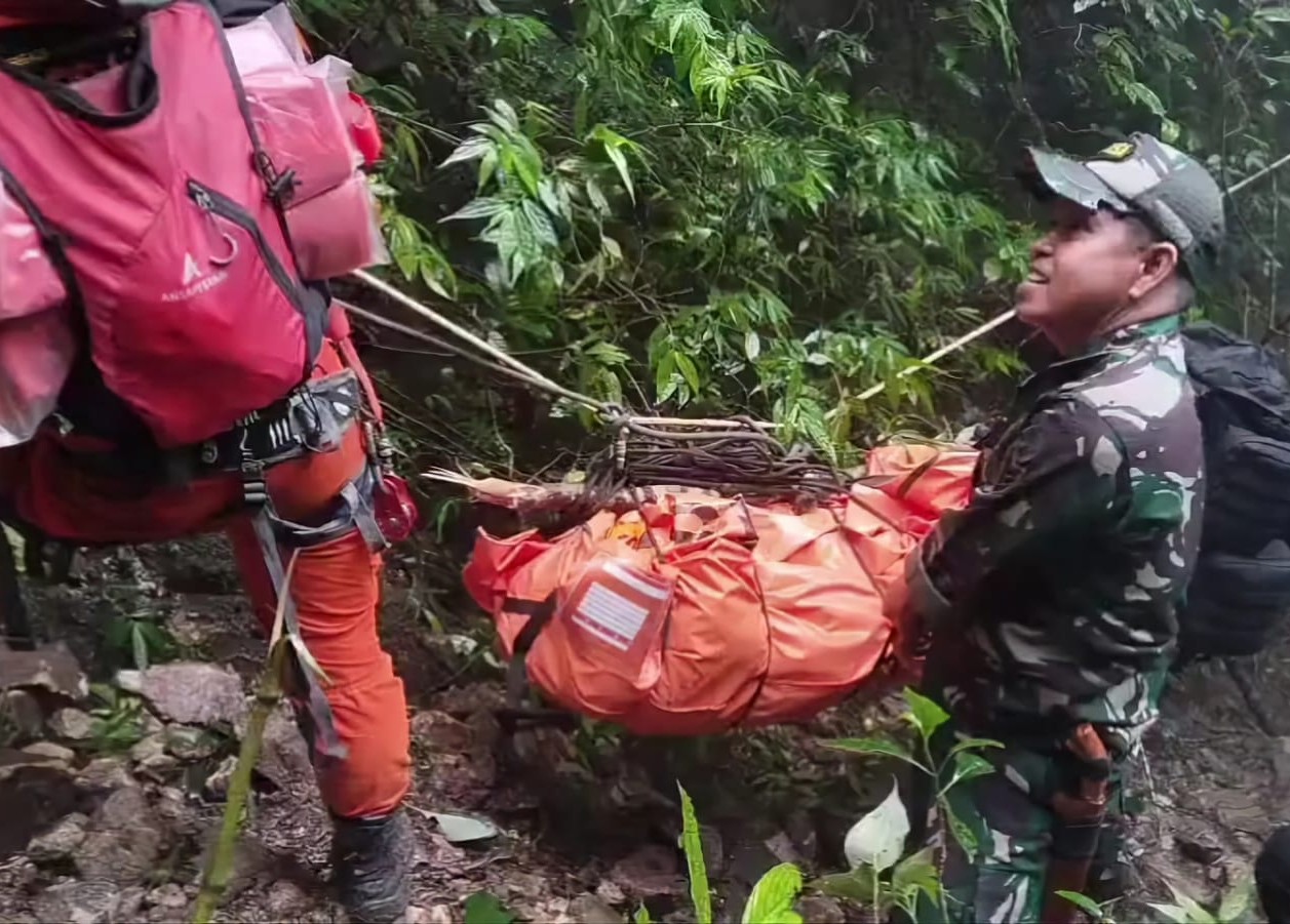 Evakuasi Korban Pesawat ATR