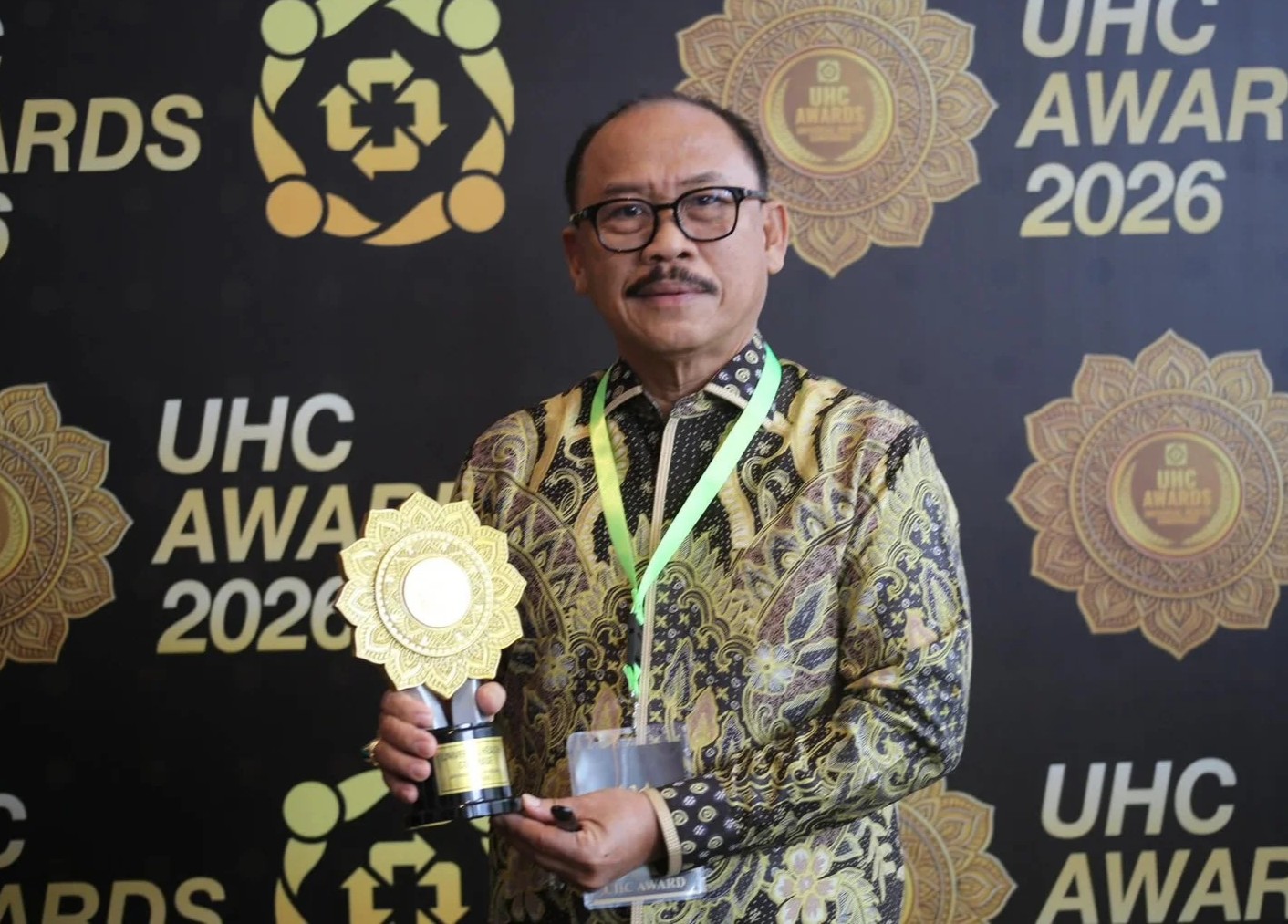 Gubernur Sulbar Terima UHC Awards 2026