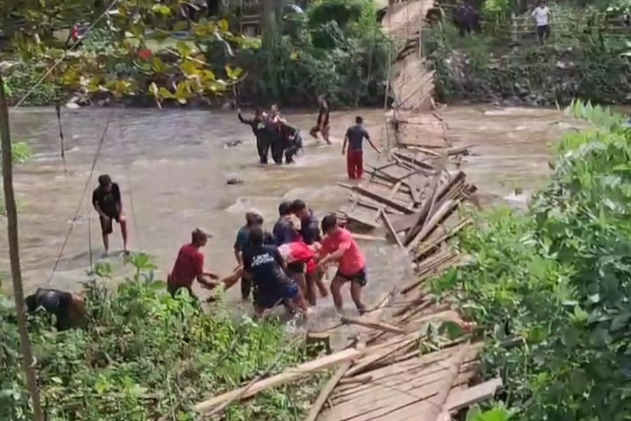 Jembatan Gantung di Kalumpang ambuk