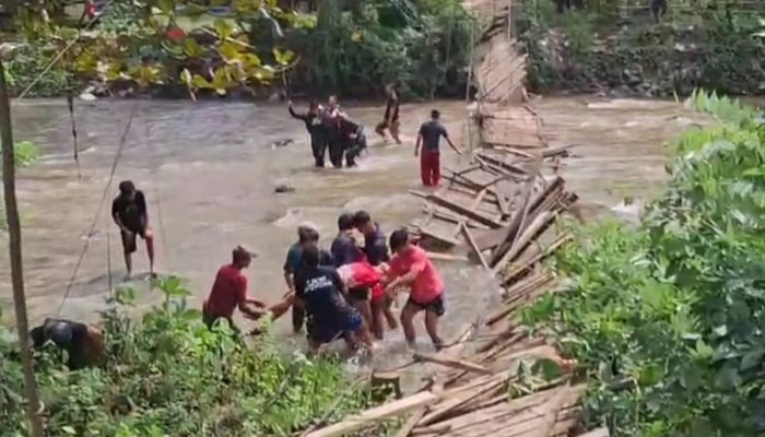 Jembatan Gantung di Kalumpang Ambruk Saat Diperbaiki, Sejumlah Warga Luka-luka