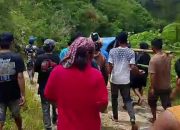 Pasien Ditandu di Kalumpang