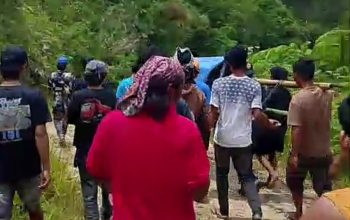 Pasien Ditandu di Kalumpang