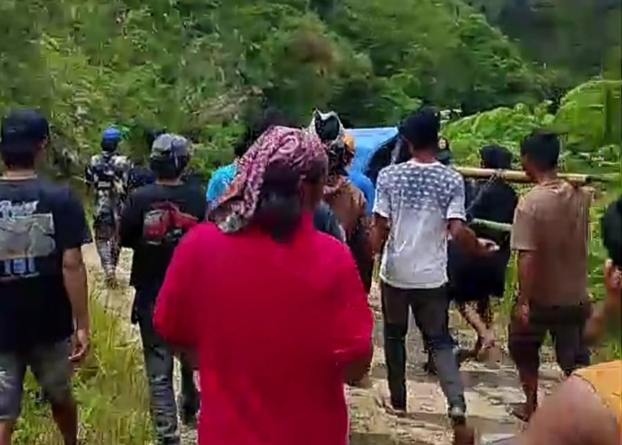 Pasien Ditandu di Kalumpang