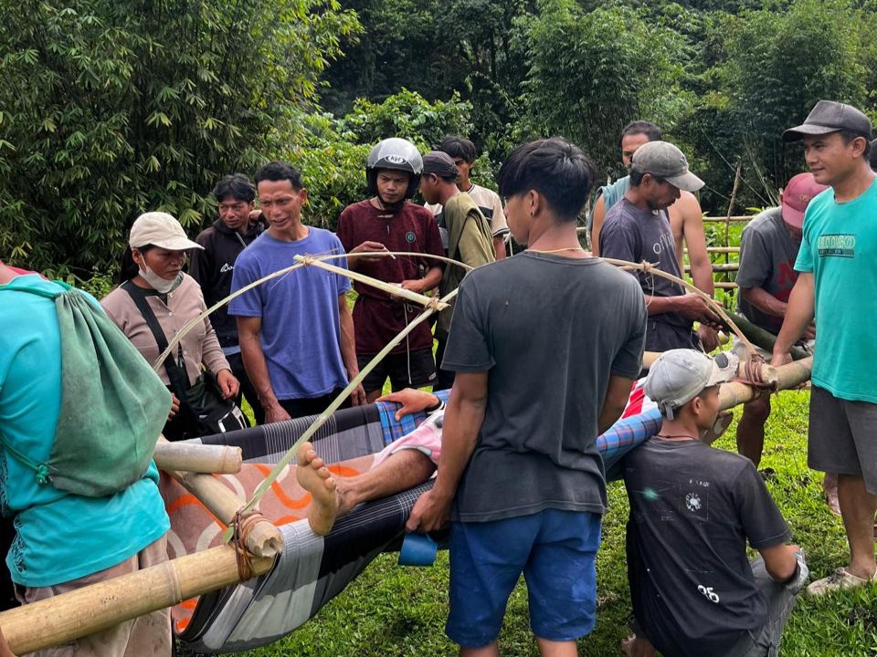 Warg sakit di Kalumpang Ditandu