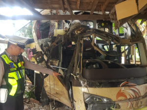 Bus Mamuju kecelakaan