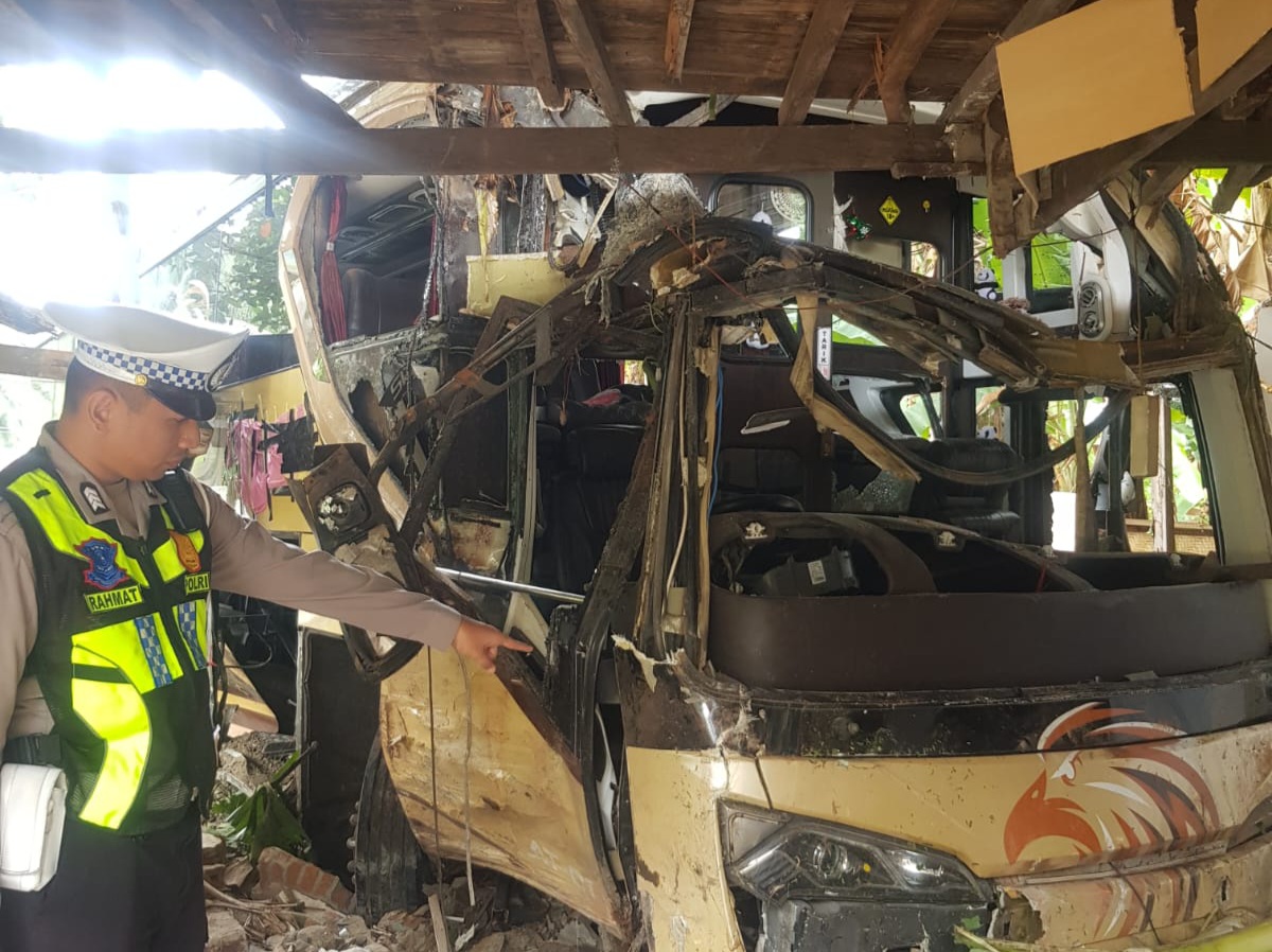 Bus Mamuju kecelakaan