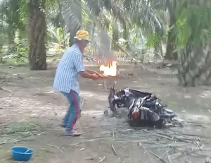 Kakek di Pasangkayu Bakar Motornya karena frustasi sering mogok.