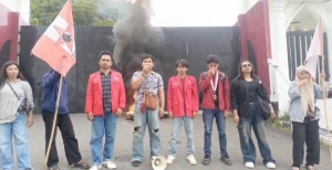 APBD Dipertanyakan, GMNI Mamuju Geruduk Kantor Gubernur Sulbar