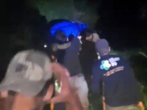 Jenazah di Kalumpang Ditandu