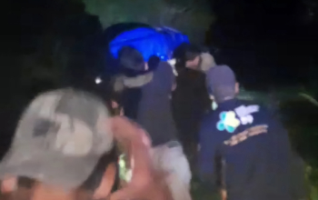 Jenazah di Kalumpang Ditandu