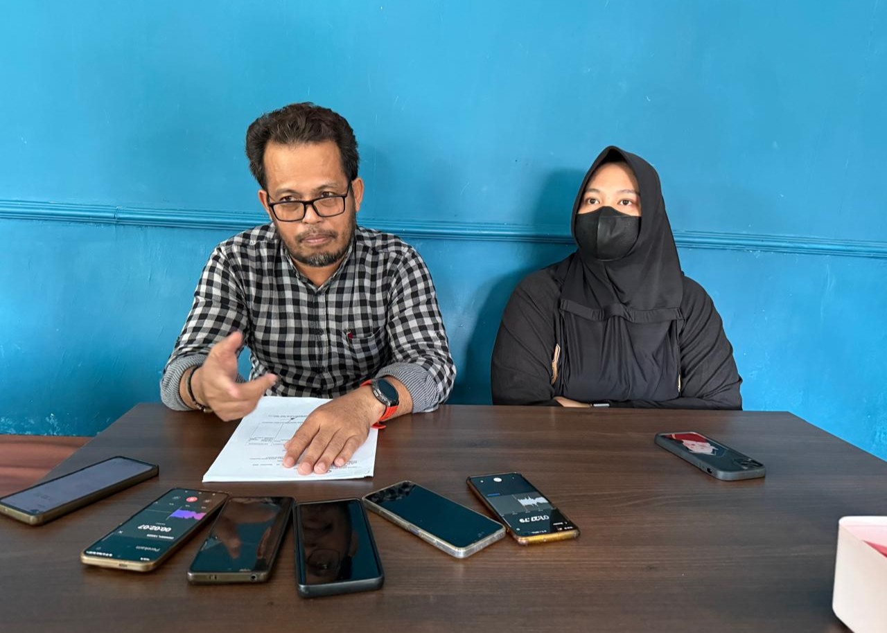 Kuasa Hukum tersangka DC melakukan konferensi pers di Mamuju bersama keluarga tersangka.