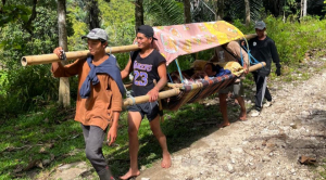 Warga Siraun Ditandu 18 Km ke Puskesmas, Kades Harap Ambulans Desa