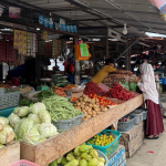 Aktivitas jual beli bahan pokok di Pasar Regional Mamuju. (Foto : Sugiarto)