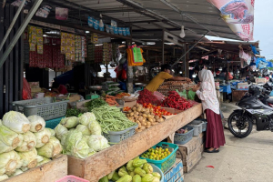 Aktivitas jual beli bahan pokok di Pasar Regional Mamuju. (Foto : Sugiarto)