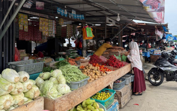 Aktivitas jual beli bahan pokok di Pasar Regional Mamuju. (Foto : Sugiarto)