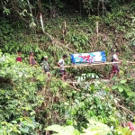 Warga Mamuju ditandu dihutan