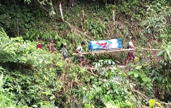 Warga Mamuju ditandu dihutan