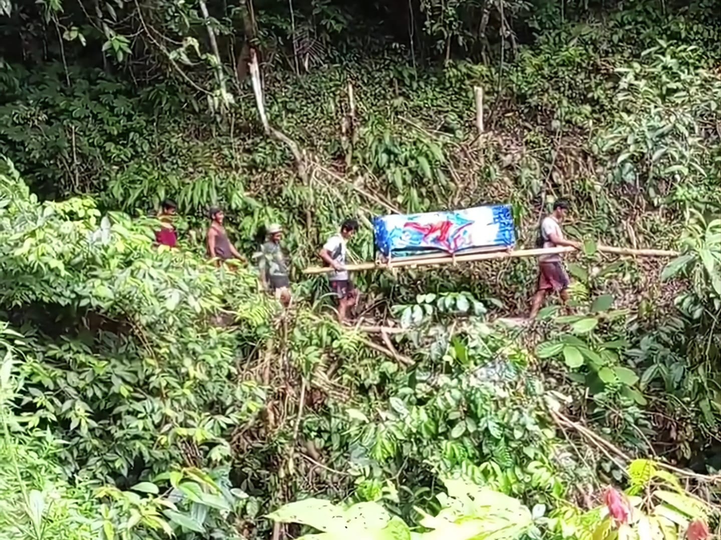 Warga Mamuju ditandu dihutan