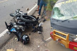 Pemotor dan Mobil Brimob terlibat kecelakaan di Mamuju, Sulawesi Barat.