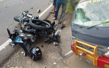 Pemotor dan Mobil Brimob terlibat kecelakaan di Mamuju, Sulawesi Barat.