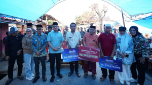 Wakil Ketua DPRD Provinsi Sulawesi Barat, Sitti Suraidah Suhardi, mendampingi Gubernur Sulawesi Barat, Suhardi Duka, serahkan bantuan kepada korban kebakaran di Polman.