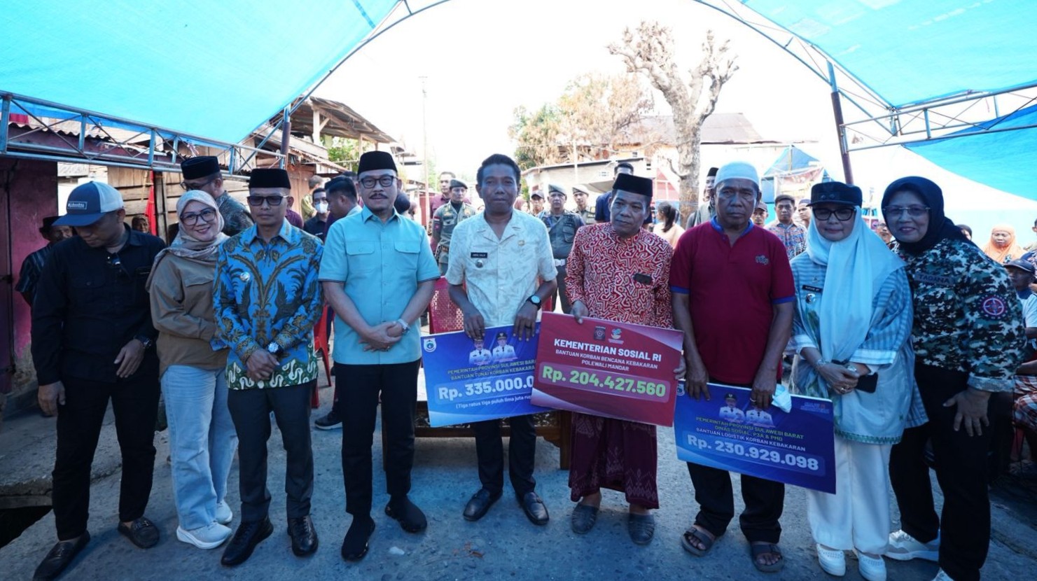 Wakil Ketua DPRD Provinsi Sulawesi Barat, Sitti Suraidah Suhardi, mendampingi Gubernur Sulawesi Barat, Suhardi Duka, serahkan bantuan kepada korban kebakaran di Polman.