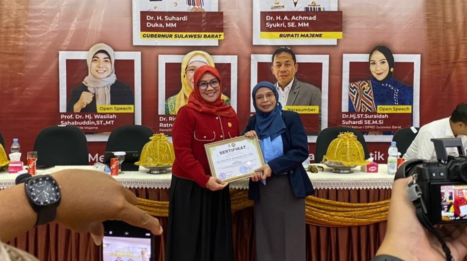 Wakil Ketua DPRD Sulbar, Suraidah Suhardi, menghadiri dialog di STAIN Majene.