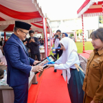 Gubernur Sulbar, Suhardi Duka, terima cinderamata dari siswa di Hari Pendidikan Nasional.